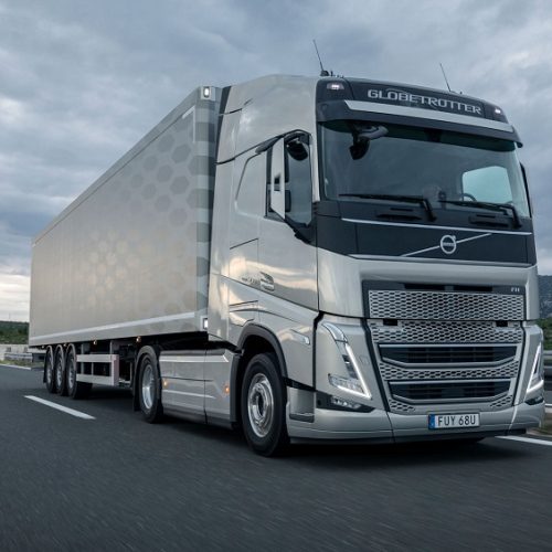 high-res-08A3977-FH-4x2-semi-trailer-long-haul-on-road.jpg